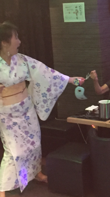 浴衣でスイカ割